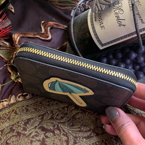 Authentic COACH Signature canvas/leather umbrella zip around wallet - Picture 7 of 12